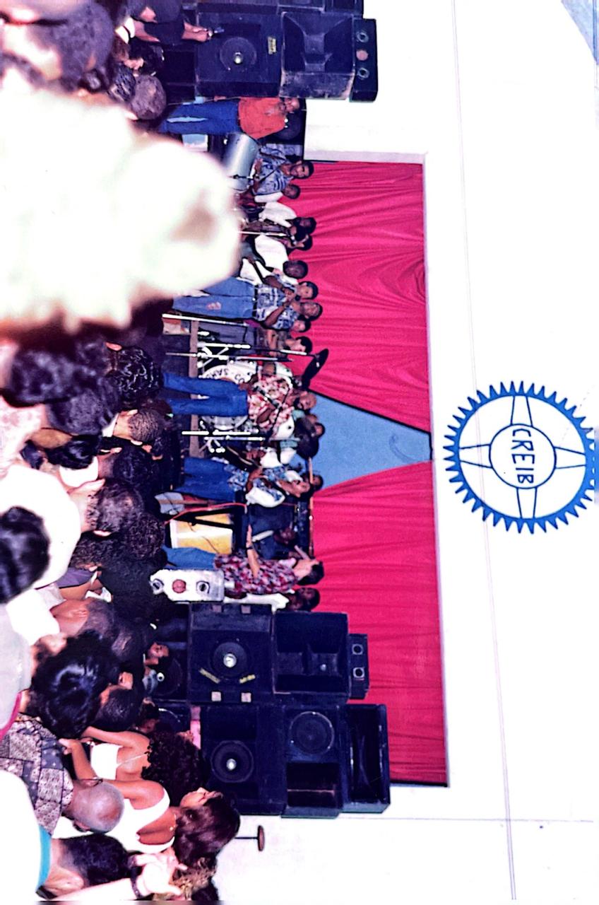 Show no palco do CREIB com o brasão original ao fundo, multidão em festa
